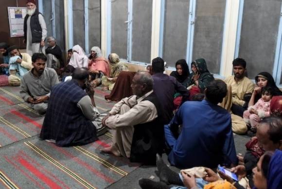 11일(현지 시간) 파키스탄 남서부 발루치스탄주(州)에서 분리주의 무장단체가 열차를 공격해 장악하고, 승객 수백 명을 인질로 잡았다. 사진은 구출된 열차 탑승객 일부의 모습. 로이터 연합뉴스