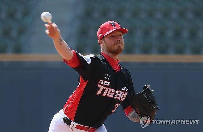 역투하는 올러 (서울=연합뉴스) 이정훈 기자 = 13일 서울 잠실야구장에서 열린 2025 프로야구 KBO리그 KIA 타이거즈와 두산 베어스의 시범경기. KIA 선발투수 올러가 역투하고 있다. 2025.3.13 uwg806@yna.co.kr