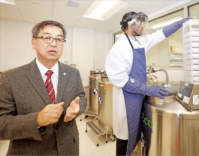 노문종 코오롱티슈진 대표가 지난 11일 미국 메릴랜드주 록빌에서 열린 특파원 간담회에서 골관절염 세포 유전자 치료제 ‘TG-C’(옛 한국 제품명 ‘인보사’) 연구 시설을 소개하고 있다. /워싱턴 공동취재단