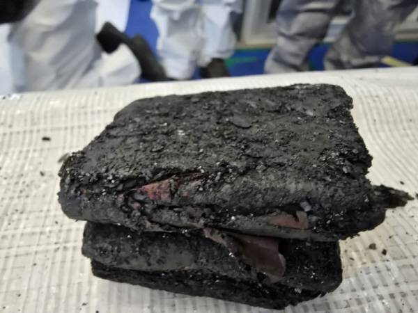 김해공항에서 사고가 난 에어부산 여객기 31번 좌석 바닥에서 발견된 보조 배터리. 국토교통부 제공