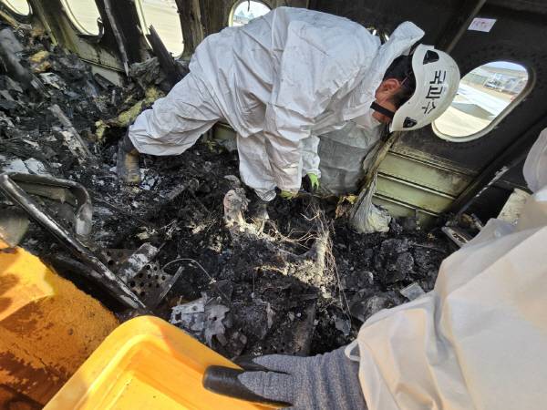 항공철도사고조사위원회 관계자들이 사고가 난 에어부산 여객기 내부에서 증거물을 수거하고 있다. 국토교통부 제공