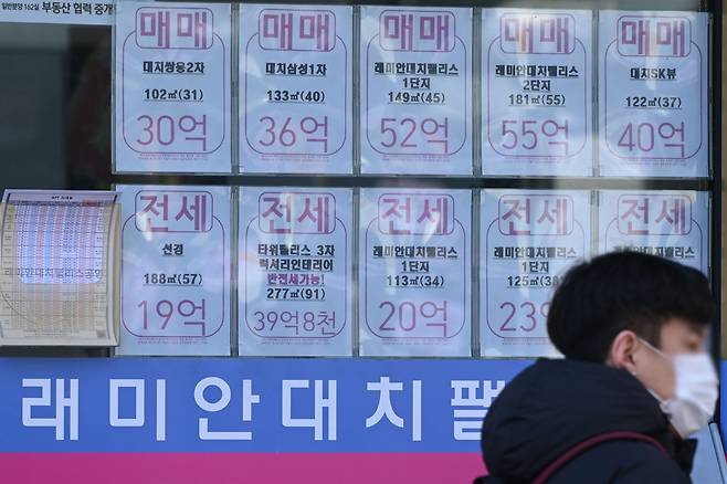 서울시가 잠실·삼성·대치·청담 등 토지거래허가구역 지정 해제를 하면서 대상지역 아파트 가격이 상승하는 추세다. 사진은 서울 강남구에 있는 대치동의 한 부동산 중개소. 윤웅 기자 yoonyep@kmib.co.kr