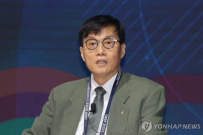 이창용 총재, GEEF 2025서 기조연설 (서울=연합뉴스) 신현우 기자 = 이창용 한국은행 총재가 14일 서울 서대문구 연세대학교 백주년기념관에서 열린 제7회 글로벌지속가능발전포럼(GEEF 2025)에 참석, 구조개혁·불평등에 관해 기조 연설하고 있다. 2025.3.14 nowwego@yna.co.kr