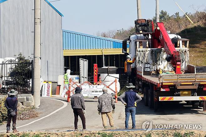 구제역 발생한 전남 영암 한우농장 (영암=연합뉴스) 정다움 기자 = 14일 오전 구제역이 발생한 전남 영암군 한 한우농장 앞에서 방역본부 관계자들이 출입 통제 안내판을 설치하고 있다. 2025.3.14 daum@yna.co.kr