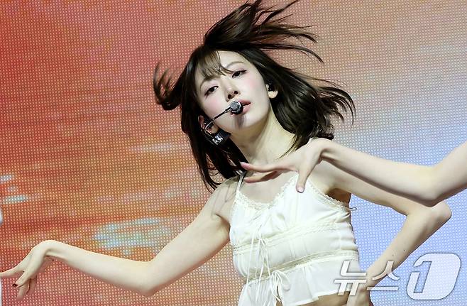 그룹 르세라핌의 사쿠라가 14일 오전 서울 광진구 광장동 예스24 라이브홀에서 가진 다섯 번째 미니앨범 'HOT' 발매 기념 쇼케이스에서 멋진 무대를 선보이고 있다. ⓒ News1 권현진 기자