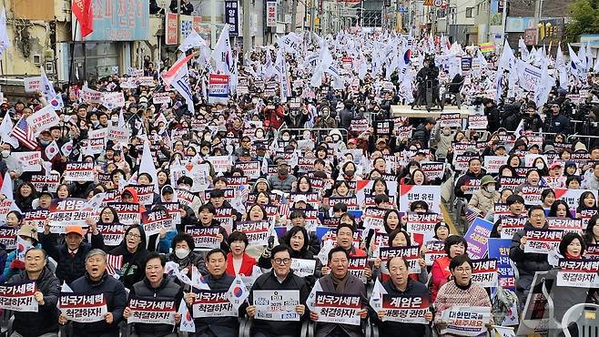 15일 오후 경북 구미시 구미역 앞에서 열린 '세이브코리아 국가비상기도회'에 많은 인파가 몰려 있다. 2025.3.15/뉴스1 ⓒ News1 정우용 기자