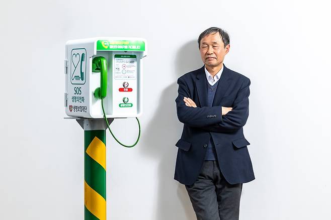 하상훈 원장은 1988년 자원봉사를 시작했다가 전화 상담이 평생의 업이 됐다. 이름도 얼굴도 모르는 사람과의 대화다. ‘생명의전화’는 내년에 50주년을 맞는다. 누적 전화 상담은 100만 건이 넘는다. /양수열 영상미디어 기자