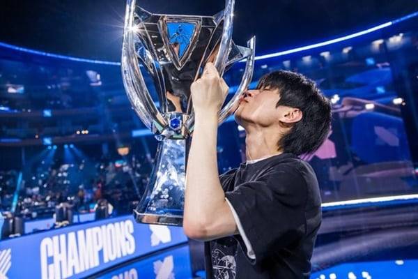 지난 2022년 리그오브레전드 월드챔피언십에서 김혁규(데프트·Deft) 선수가 우승컵을 들고 기뻐하는 모습. /라이엇코리아