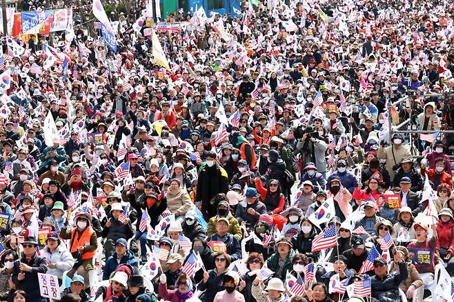 15일 오후 서울 세종대로에서 열린 자유통일당 탄핵반대 집회에서 참가자들이 구호를 외치고 있다. 2025.3.15 /사진=뉴스1화상