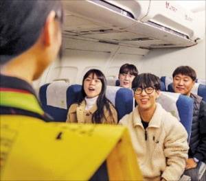 어린이 직업체험 테마파크 ‘키자니아’가 어른을 위한 프로그램 ‘키즈 아니야’를 열고 승무원 교육을 하고 있다. /키자니아 제공