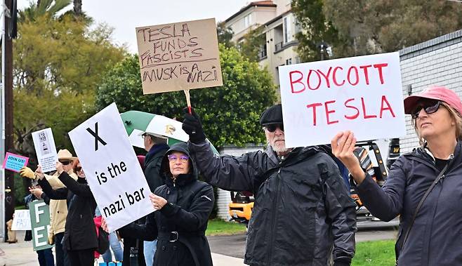 일론 머스크 테슬라 CEO 반대 시위를 벌이고 있는 시민들. AFP연합뉴스