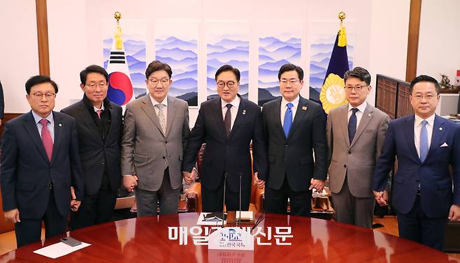 6일 서울 여의도 국회에서 여야가 쟁점 현안인 추경과 연금개혁 등을 논의하기 위해 ‘여야 협의회’를 열었다. 이날 협의회는 더불어민주당이 최상목 대통령 권한대행 부총리 겸 기획재정부 장관의 마은혁 헌법재판관 후보자 임명 보류를 문제 삼아 ‘여야정 협의회’ 불참을 선언하자 우선 정부를 제외하고 여야 간 협의회를 진행하기로 했다.
왼쪽부터 국민의힘 박형수 원내수석부대표, 김상훈 정책위의장, 권성동 원내대표, 우 의장, 더불어민주당 박찬대 원내대표, 진성준 정책위의장, 박성준 원내수석부대표. 20250.03.06 한주형기자