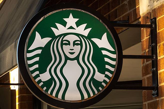 미국 커피 프랜차이즈 '스타벅스'에서 뜨거운 커피를 건네받다 심각한 화상을 입게된 배달 기사가 소송을 걸자 미국 법원이 스타벅스에게 5000만 달러(한화 약 727억원)를 피해 배달 기사에게 배상하라고 명령했다. /AFPBBNews=뉴스1