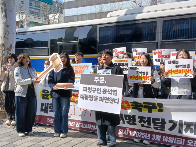 ▲윤석열 퇴진 전국 대학생 시국회의는 14일 서울 종로구 안국역 4번 출구에서 '윤석열 만장일치 파면 촉구 대학생 1만인 서명운동 전달식' 지난 10일부터 13일까지 전 세계 220개 대학교 1만1197명의 학생들이 서명운동에 참여했다고 밝혔다. ⓒ대학알리(안겸비)