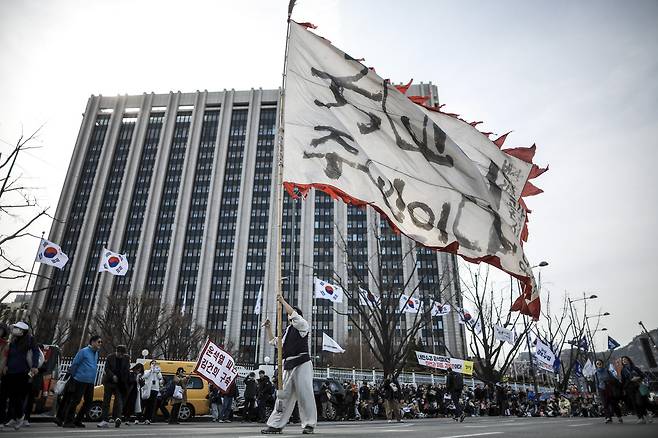 15일 서울 종로구 광화문 동십자각 앞에서 열린 윤석열즉각퇴진 사회대개혁 15차 범시민대행진에서 참가자들이 피켓을 들고 있다. 뉴시스