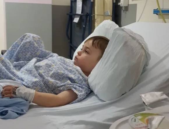 슬러시를 마시고 쓰러진 3세 소년이 병원에서 치료를 받고 있다. 더 선 캡처