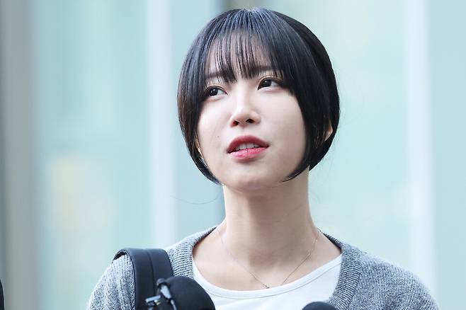 유튜버 쯔양(본명 박정원)이 15일 오후 경기 수원시 영통구 수원지방법원에서 열린 유튜버 구제역(본명 이준희)의 3차 공판기일에 증인으로 출석하며 취재진 질문에 답하고 있다. ⓒ연합뉴스