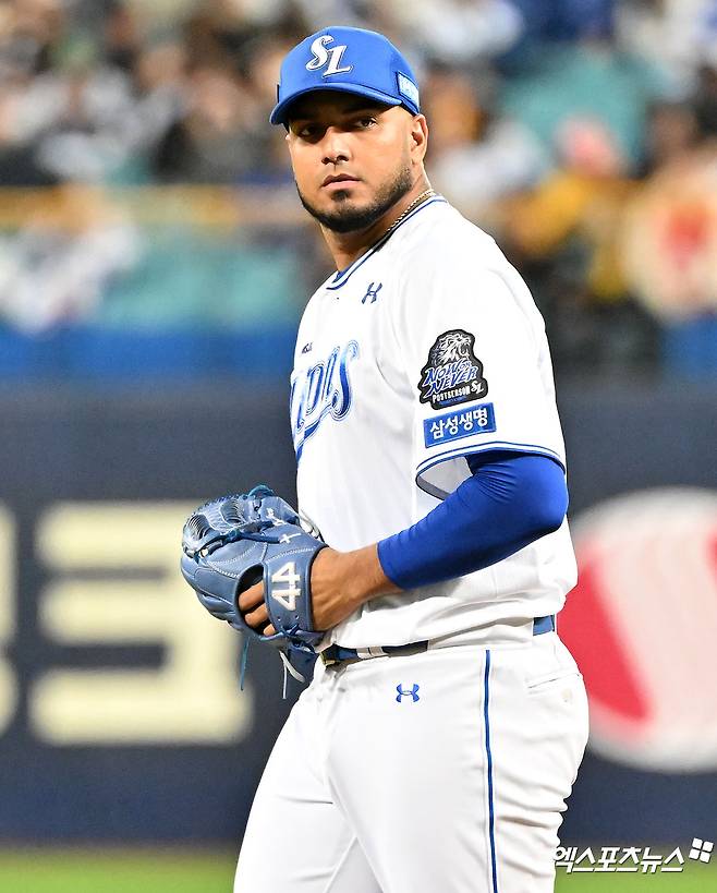 25일 오후 대구삼성라이온즈파크에서 열린 '2024 신한 SOL Bank KBO 한국시리즈' KIA 타이거즈와 삼성 라이온즈의 3차전 경기, 1회초 삼성 선발투수 레예스가 공을 힘차게 던지고 있다. 엑스포츠뉴스 DB