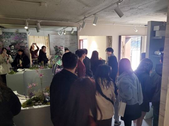 16일 서울 북촌에 위치한 위크앨리 전시장에서 관람객들이 LX하우시스의 체험형 팝업 디자인 전시 '트렌드십 2025'를 관람하고 있다.