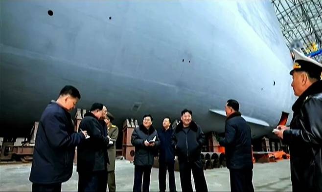 김정은 북한 국무위원장이 핵 추진 잠수함 등 함선·함정 건조 사업 실태를 시찰했다고 조선중앙TV가 지난 8일 보도했다. 미 군사전문가들은 북한이 핵잠수함을 건조, 운영하기가 매우 어렵다고 지적했다. 사진= 조선중앙TV 캡처
