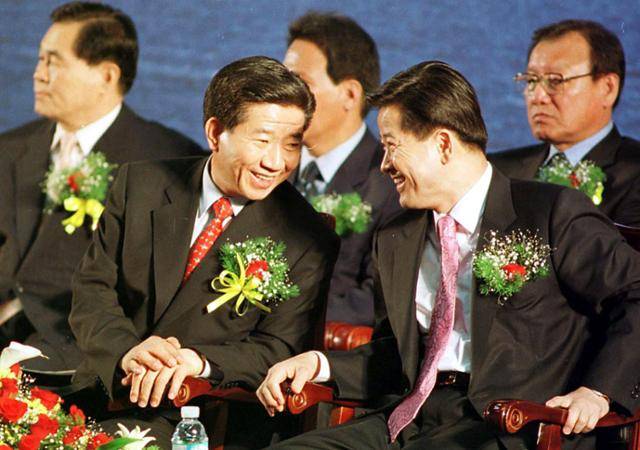 2002년 4월 20일 부산 사직실내체육관에서 새천년민주당 대통령 후보 경선이 실시되고 있는 가운데, 노무현(앞줄 왼쪽) 후보와 정동영(오른쪽) 후보가 웃으며 대화하고 있다. 한국일보 자료사진