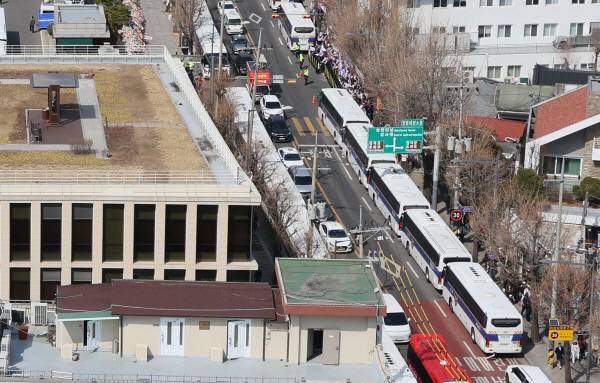 헌재 주변에 세워진 경찰 차벽. 연합뉴스