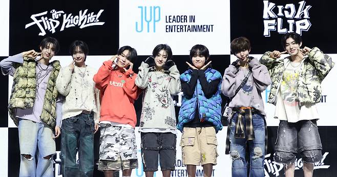 (서울=뉴스1) 권현진 기자 = 그룹 킥플립(KickFlip)이 20일 오후 서울 광진구 광장동 예스24 라이브홀에서 가진 첫 번째 미니앨범 ‘Flip it, Kick it!’ 발매 기념 쇼케이스에서 포즈를 취하고 있다. 2025.1.20./뉴스1