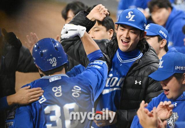 28일 오후 광주광역시 임동 광주기아챔피언스필드에서 진행된 '2024 프로야구 KBO리그 포스트시즌' 한국시리즈 5차전 KIA타이거즈와 삼성라이온즈의 경기. 삼성 구자욱이 1회초 2사에서 솔로홈런을 터뜨린 김영웅과 환호하고 있다./광주=송일섭 기자 andlyu@mydaily.co.kr