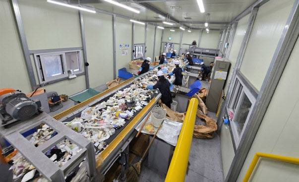 천안시생활자원회수센터 직원들이 수선별 과정에서 파병, 공병, 음식물 및 소형 잔재물을 선별하고 있다. (사진=목동)