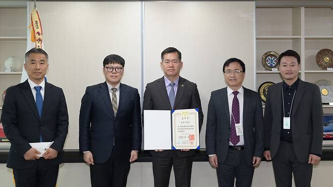 석종건 방위사업청장과 직원들이 정부과천청사에서 2024년 정부 보안업무 평가 최우수 기관 대통령 표창 수상을 기념하고 있다.(방위사업청 제공)