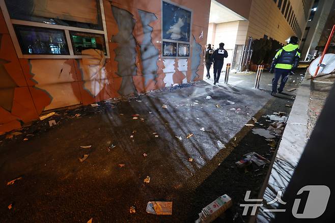 19일 새벽 서울 마포구 서울서부지방법원에 윤석열 대통령에 대한 구속영장 발부 소식에 격분한 윤 대통령 지지자들이 난입해 유리창과 법원 건물 벽면 등을 파손한 흔적이 남아 있다. 2025.1.19/뉴스1 ⓒ News1 민경석 기자