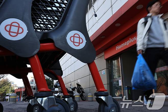 홈플러스 최대주주인 사모펀드(PEF) 운용사 MBK파트너스의 김병주 회장이 사재 출연을 밝힌 16일 오후 서울 시내의 홈플러스에서 장보기를 마친 시민이 나오고 있다.2025.3.16/뉴스1 ⓒ News1 박정호 기자