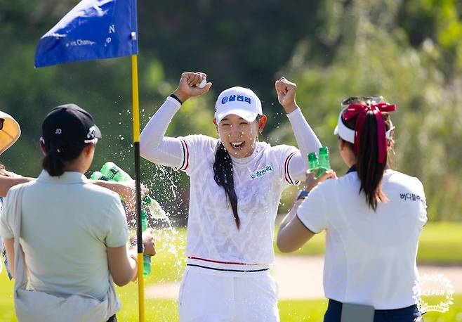 박보겸이 KLPGA 투어 개막전 블루캐니언 레이디스 챔피언십에서 우승한 후 동료들로부터 축하 물세레를 받고 있다. 사진 | KLPGA