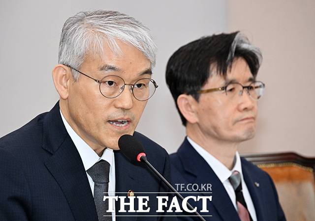 천대엽 법원행정처장(왼쪽)이 12일 오후 서울 여의도 국회에서 열린 법제사법위원회 전체회의에 참석해 질의에 답변을 하고 있다./배정한 기자