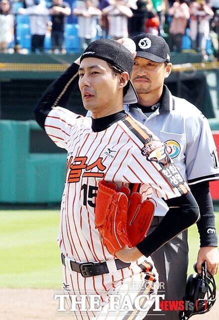 한화 어린이회원 출신인 조인성은 지금도 한화 성적에 일희일비할 만큼 열성 팬이다. /뉴시스