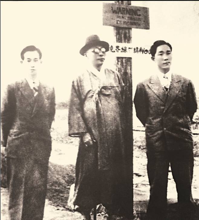 1948년 4월 19일 남북협상을 위해 38선을 월경하는 김구 일행. 왼쪽부터 수행비서 선우진, 김구, 김구의 둘째 아들 김신 /백범김구선생기념사업협회