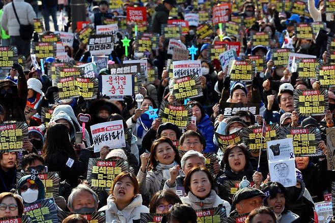 윤석열 퇴진 비상행동과 야 5당 등이 지난 16일 오후 서울 종로구 광화문 동십자각 앞에서 윤석열 탄핵 촉구 집회를 하고 있다. /뉴시스