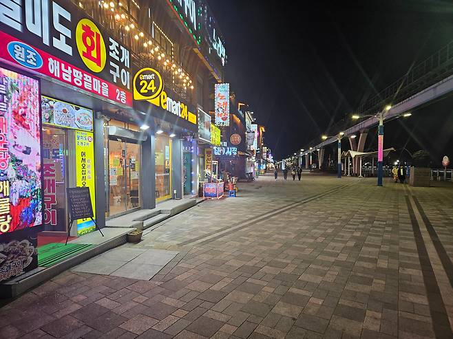 지난 6일 인천 월미도 먹자골목에 관광객이 없어 한산한 모습이다. 최근 정치 불안과 내수 침체가 겹치면서 월미도 등 관광지를 찾는 이들이 크게 줄었다. /강우량 기자