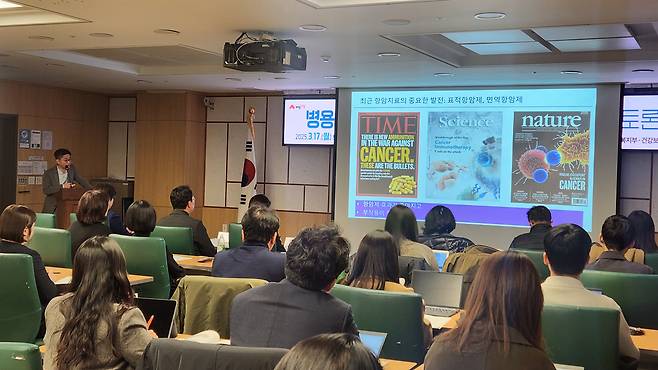 김인호 서울성모병원 종양내과 교수가 17일 오후 서울 여의도 국회의원회관에서 열린 '병용요법의 암 환자 접근성 개선을 위한 정책 토론회에서 항암치료 패러다임의 변화를 설명하고 있다. /허지윤 기자