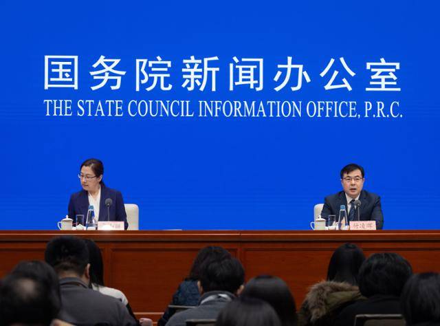 푸링후이(오른쪽) 국가통계국 종합통계국 대변인이 17일 중국 베이징에서 열린 기자회견에서 발언하고 있다. 이날 국계통계국에 따르면 중국은 올해 1~2월 산업 생산이 지난해 동기 대비 5.9% 성장했다. 베이징=EPA 연합뉴스