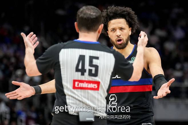 디트로이트 커닝햄(오른쪽)이 16일 리틀 시저스 아레나에서 열린 오클라호마와의 2024~25 NBA 정규리그 홈 경기 3쿼터 중 테크니컬 파울을 받고 항의하고 있다. 사진=게티이미지