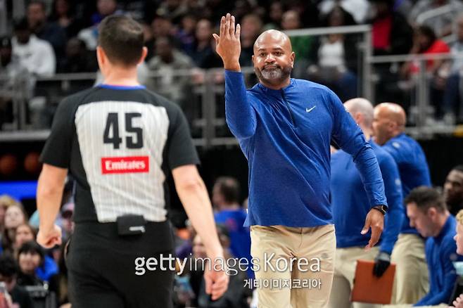 비커스태프 디트로이트 감독이 16일 리틀 시저스 아레나에서 열린 오클라호마와의 2024~25 NBA 정규리그 홈 경기 3쿼터 중 심판에게 강하게 항의하고 있다. 사진=게티이미지