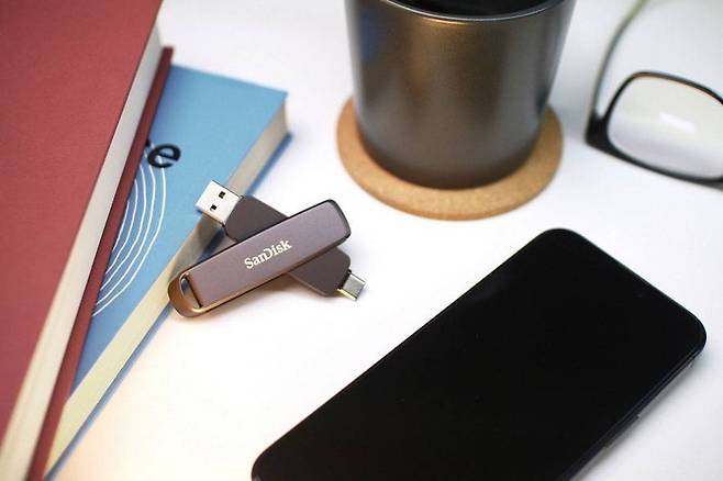 샌디스크 익스트림 프로 듀얼 드라이브 / 출처=IT동아