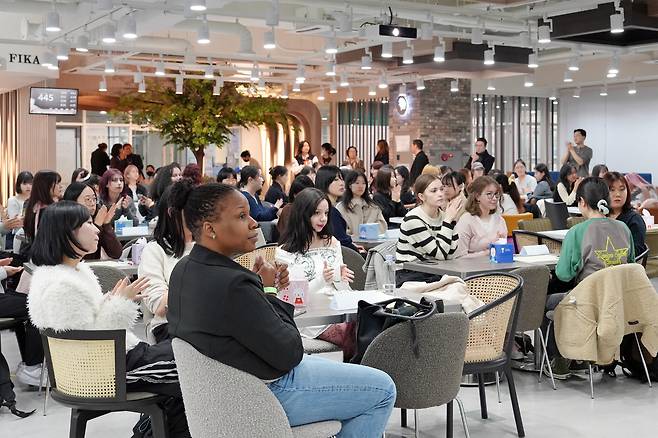 지난 3월 13일, 성신여대는 수정캠퍼스에서 국내 재학생과 국제학생들이 함께 참석한 가운데 ‘2025학년도 제1회 국제교류의 밤’을 개최했다.