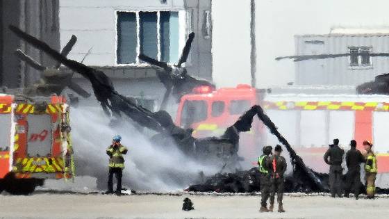 17일 오후 경기 양주시 광적면 석우리 소재 육군 항공대대에서 무인기와 착륙해 있던 헬기가 충돌하는 사고가 발생해 군 관계자들과 소방대원들이 진화 작업을 하고 있다. 뉴시스