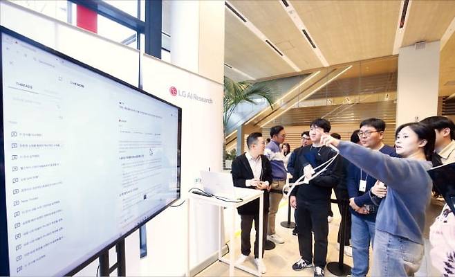 LG AI연구원이 지난 1월 서울 여의도 LG트윈타워에서 임직원들이 챗엑사원을 체험할 수 있는 팝업 행사를 진행했다. /LG 제공