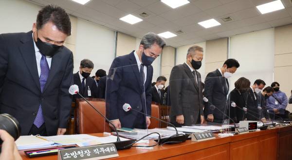 2022년 11월 7일 오후 국회에서 열린 행정안전위원회 전체회의에서 남화영 소방청장 직무대리(왼쪽부터), 윤희근 경찰청장, 이상민 행정안전부 장관, 오세훈 서울시장, 박희영 용산구청장, 김광호 서울경찰청장 등이 묵념하고 있다.연합뉴스