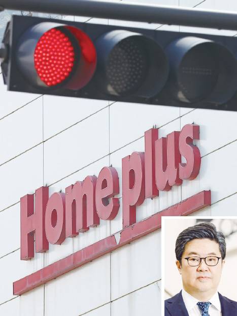 MBK는 2015년 홈플러스를 인수하면서 차입매수 방식을 썼다. 현금흐름이 매년 곤두박질치자 레버리지가 부메랑이 됐다는 지적이다. 사진은 김병주 MBK파트너스 회장. (연합뉴스)