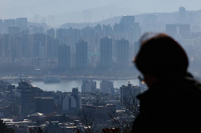 부동산 전문가들이 올해 주택 시장 경기가 하향 안정세를 그릴 것이라고 전망했다. 사진은 서울 남산에서 바라본 주택 밀집지역. /사진=뉴시스