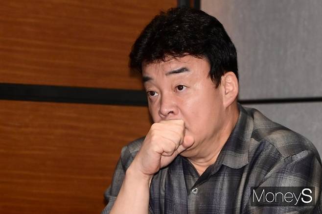 식품위생법 위반 의혹이 제기된 요리연구가 백종원을 둘러싼 논란이 또 제기됐다. 사진은 지난해 10월 서울 여의도동 콘래드호텔 서울에서 진행된 더본코리아 IPO기자간담회에 참석한 백종원 더본코리아 대표. /사진=임한별 기자